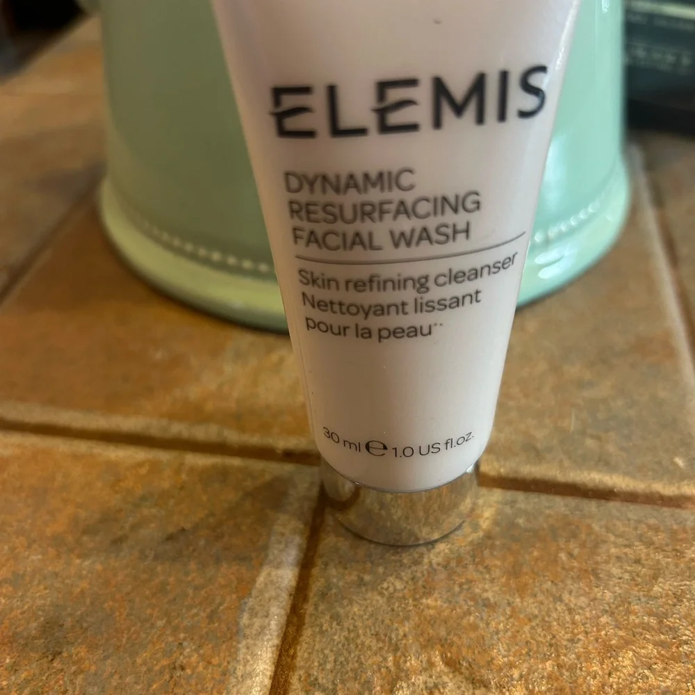 Elemis Radiant Skin Resurfacing Facial Wash 1 oz Travel Size - Picture 2 of 5